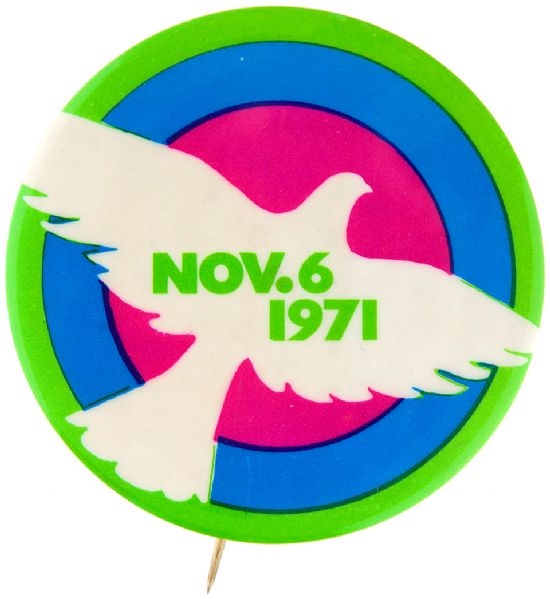  “NOV. 6 1971” ISSUED BY NATIONAL PEACE ACTION COALITION ANTI VIETNAM WAR BUTTON.