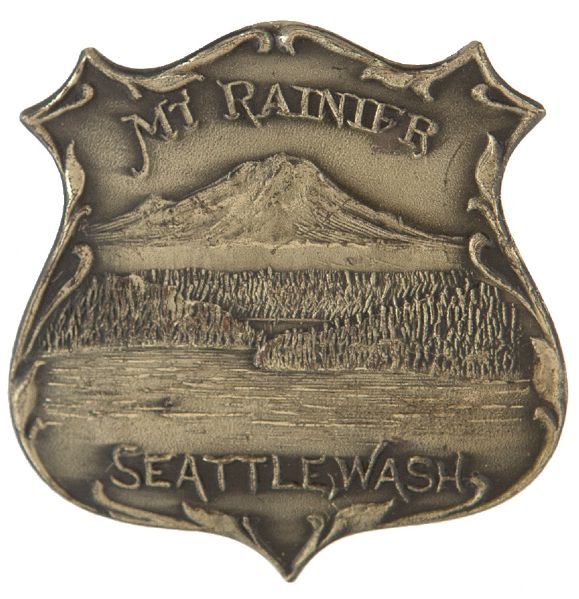 “MT. RAINIER / SEATTLE, WASH” CIRCA 1909 ALASKA – YUKON – PACIFIC EXPOSITION METAL BADGE.