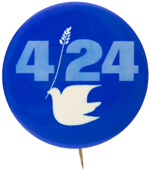 “4/24” ISSUED BY NATIONAL PEACE ACTION COALITION ANTI VIETNAM WAR 1971 BUTTON.