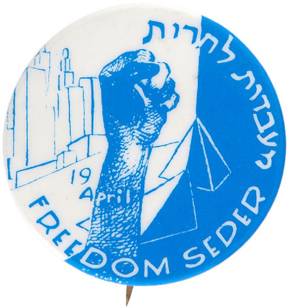 “FREEDOM SEDER 19 APRIL” CIRCA 1974 TO SUPPORT FREEDOM FOR SOVIET JEWRY BUTTON.